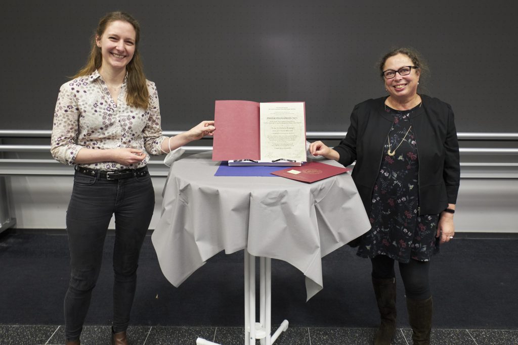 Prof. Dr. Barbara Kappes hands over the women's representative award to Katharina Breininger.