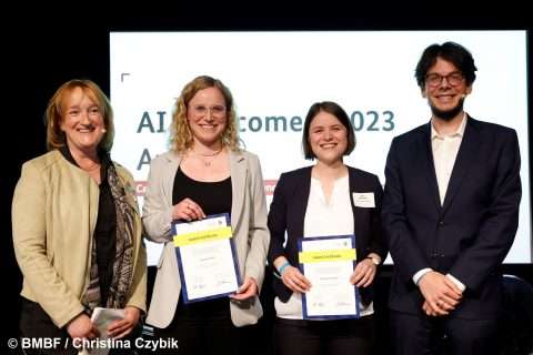 Zum Artikel "AI Newcomer Award 2023 goes to Nora Gourmelon from FAU’s Pattern Recognition Lab"